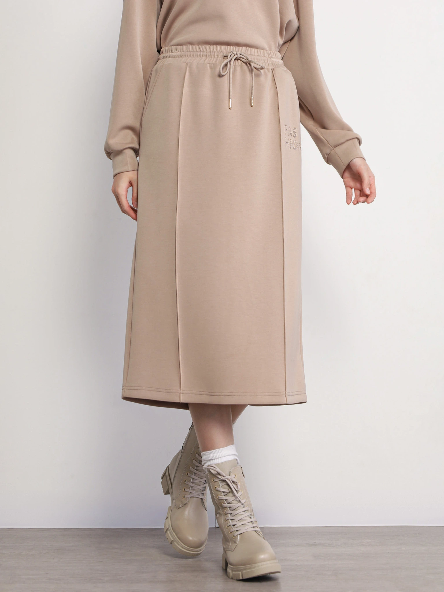 Юбка трикотажная бежевого цвета с эластичным поясом